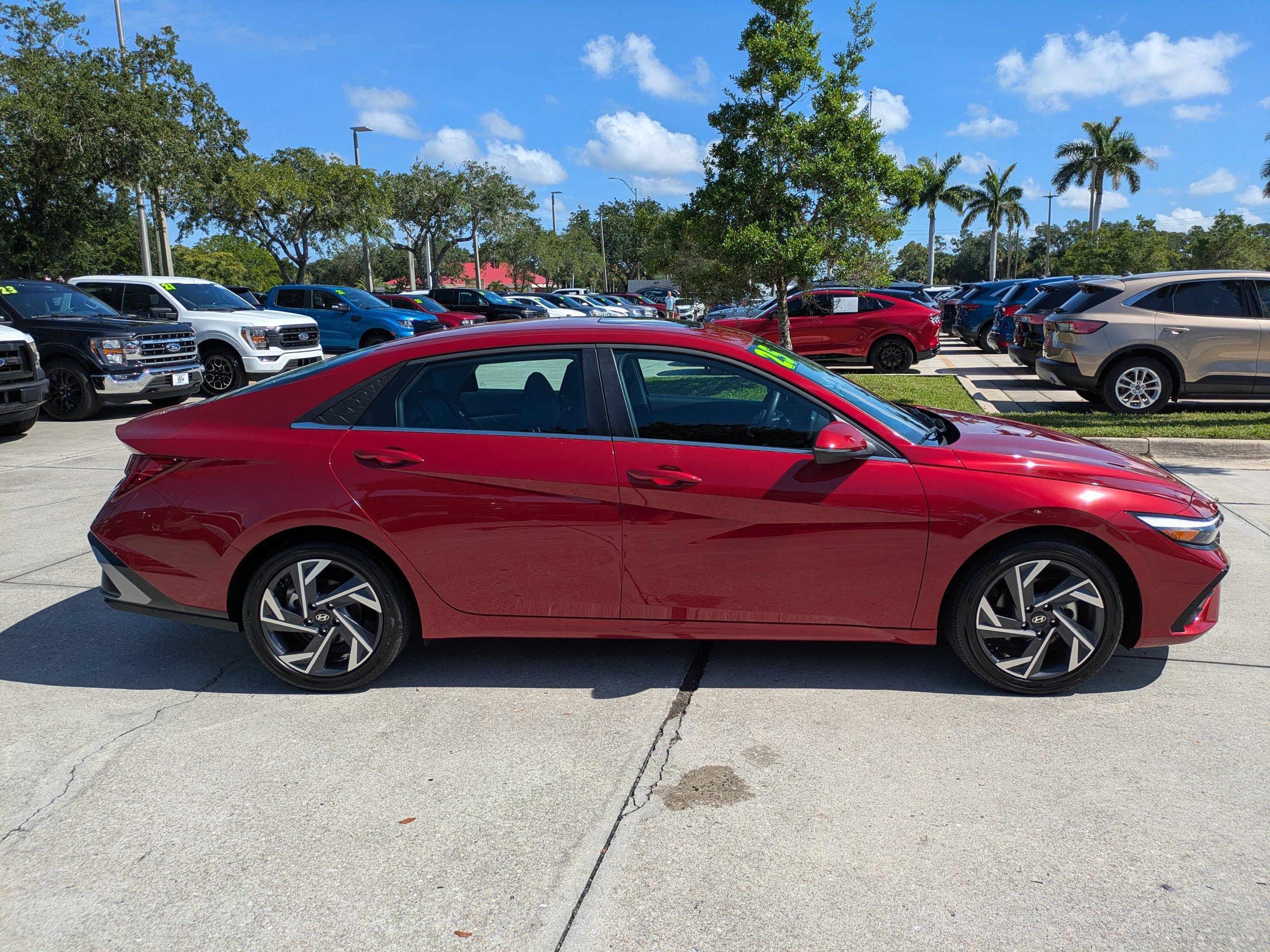 2025 Hyundai Elantra Limited - Photo 31