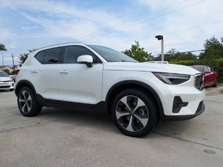 2025 Volvo XC40 B5 Plus Bright Theme