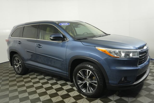 Used 2016 Toyota Highlander XLE with VIN 5TDJKRFH1GS293561 for sale in Kansas City
