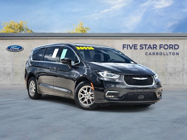 Used 2025 Chrysler Pacifica Select