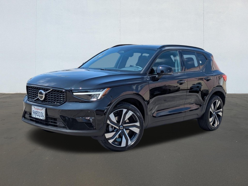 2023 Volvo XC40 B5 Plus Dark Theme