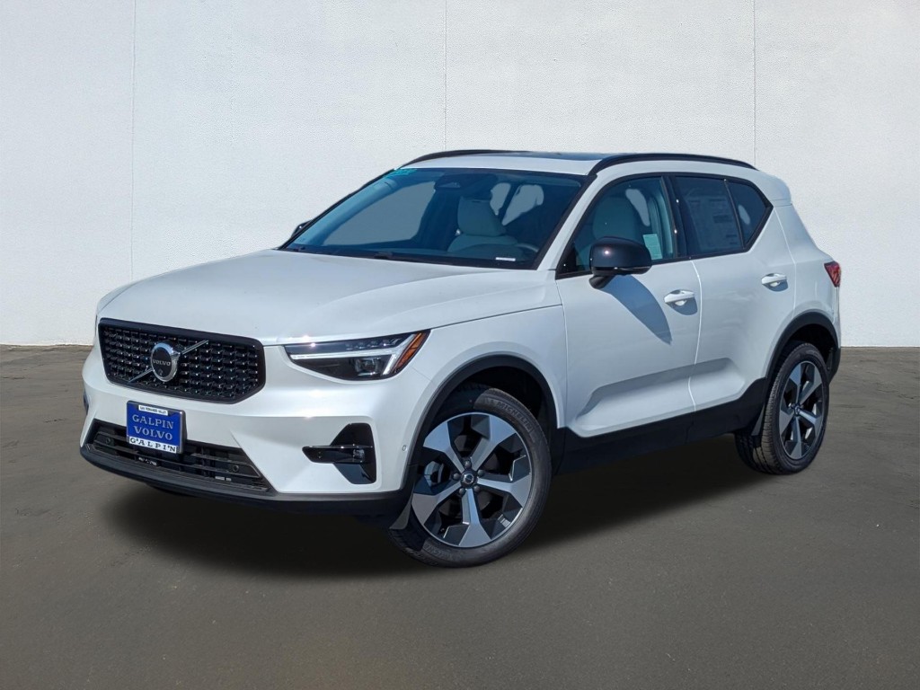 2026 Volvo XC40 Plus, B5 AWD Gas (mild hybrid), Dark