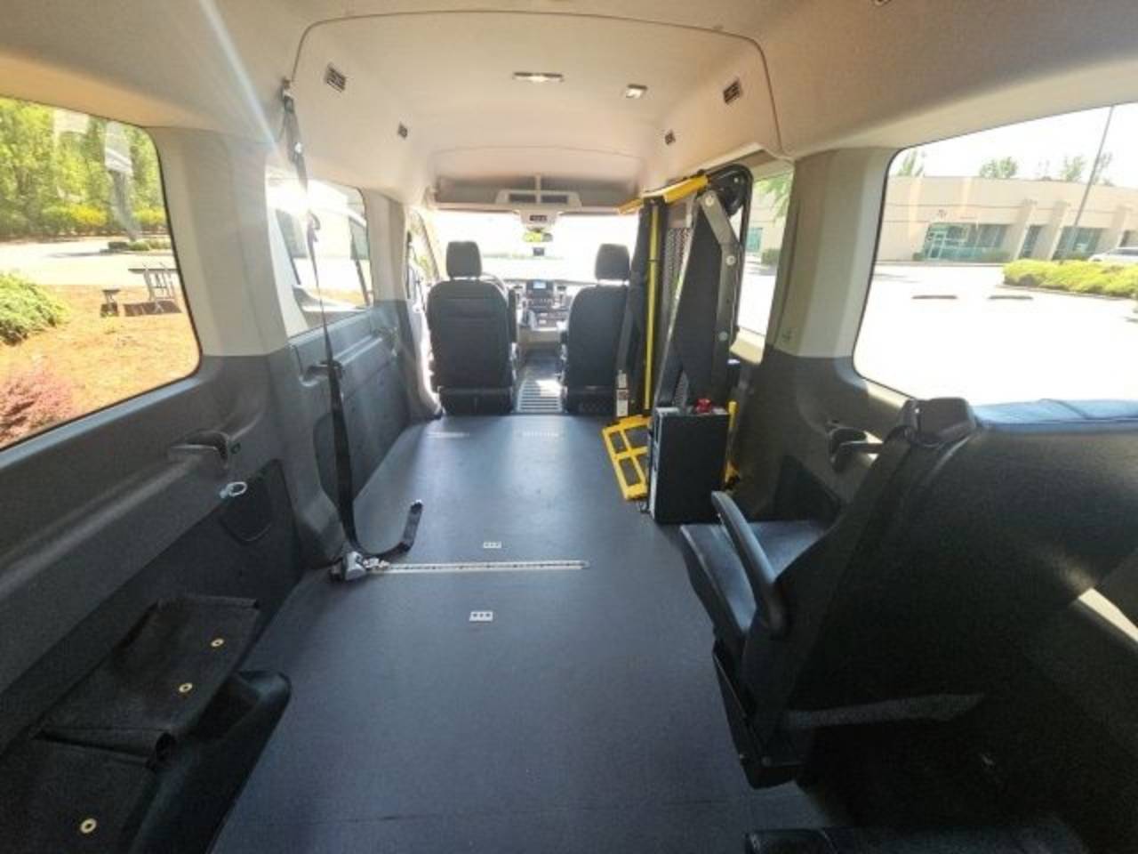 2021 Ford Transit Passenger Van XL - Photo 18