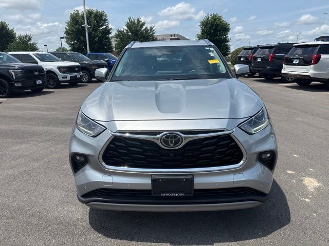 Used 2022 Toyota Highlander Platinum with VIN 5TDFZRBH1NS235180 for sale in Kansas City
