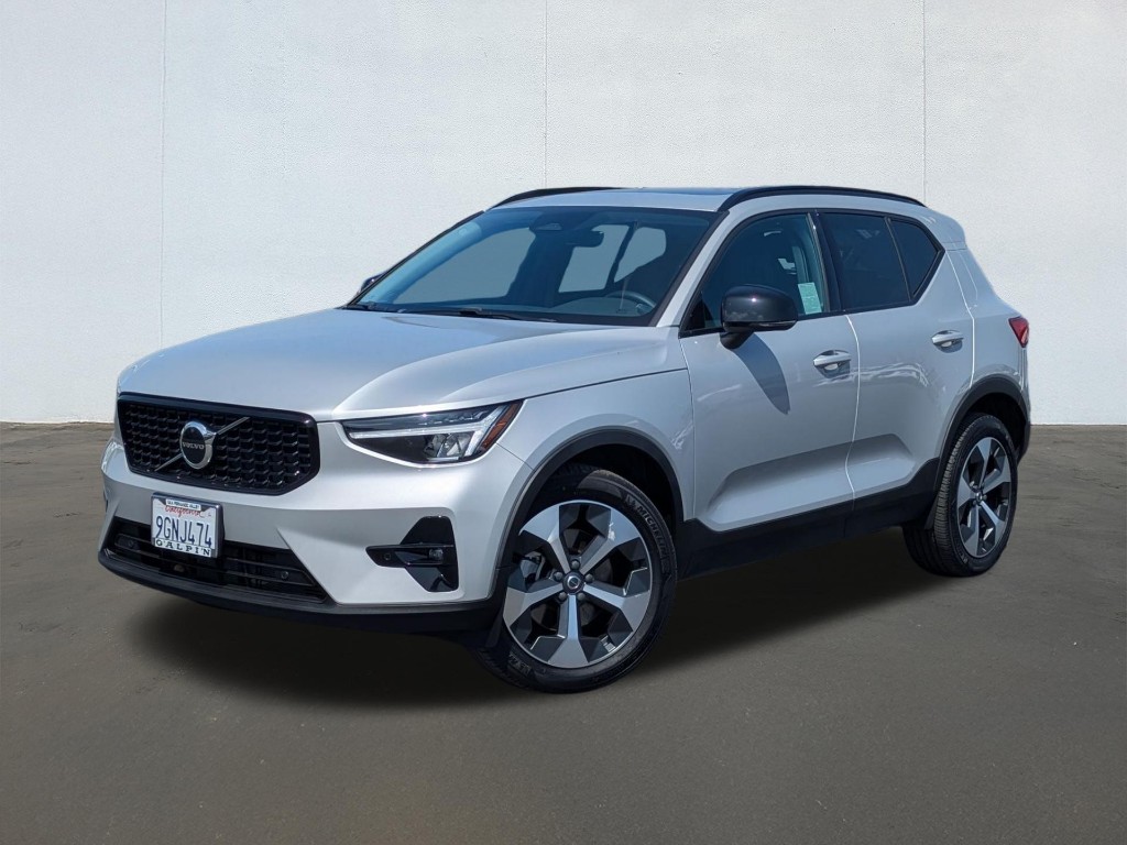 2023 Volvo XC40 B5 Plus Dark Theme