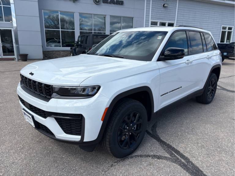 2026 Jeep Grand Cherokee Laredo Altitude