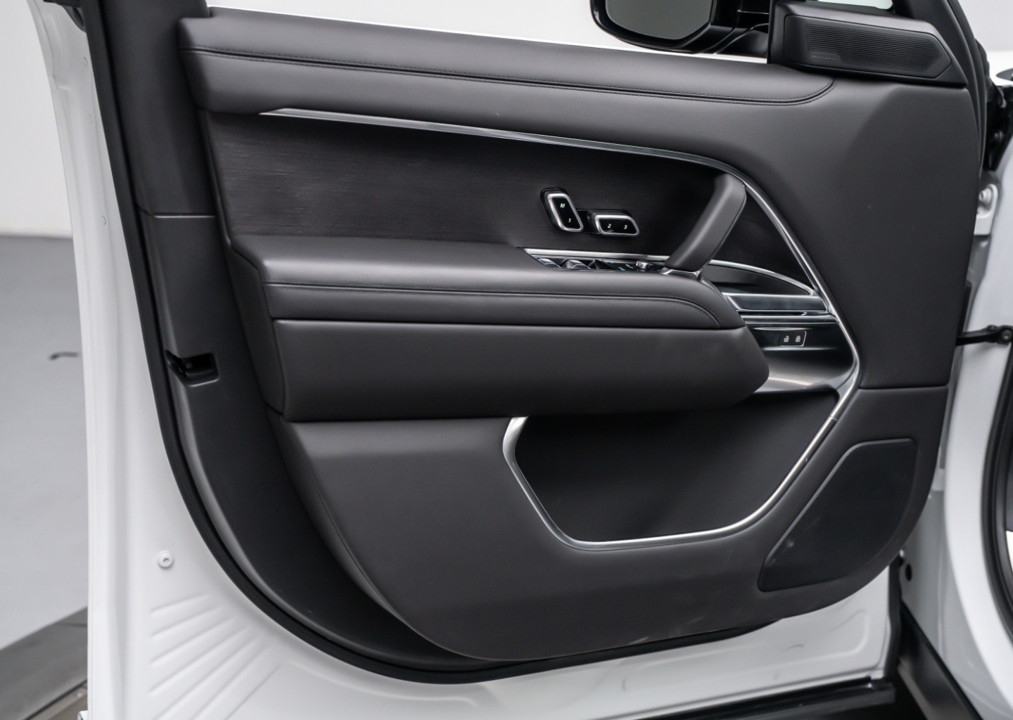 2025 Land Rover Range Rover SE - Photo 23