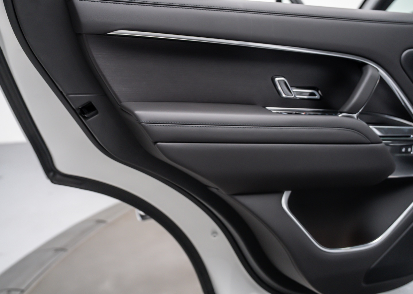 2025 Land Rover Range Rover SE - Photo 24
