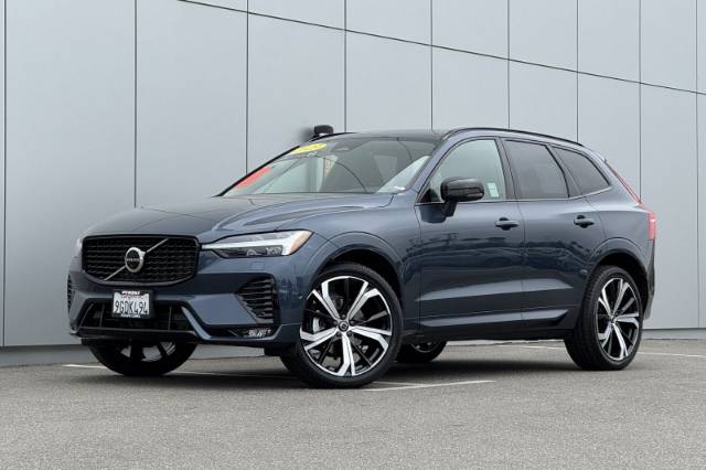 2023 Volvo XC60 B5 Ultimate Dark Theme