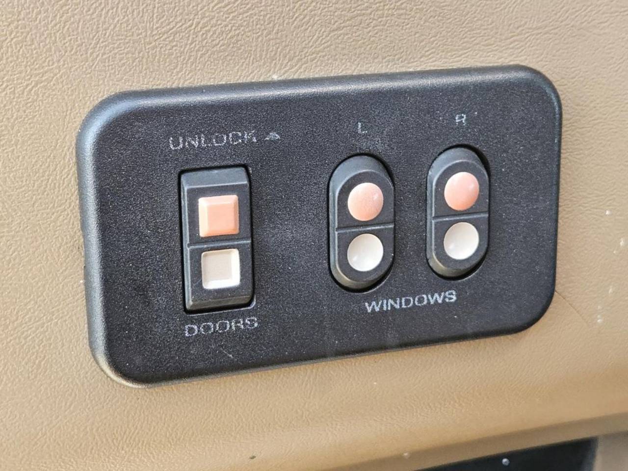 1991 Ford Bronco - Photo 22